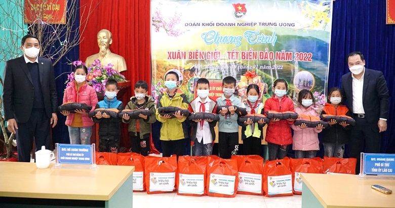 «Printemps à la frontière» pour que les habitants démunis de Lao Cai puissent passer un Têt chaleureux